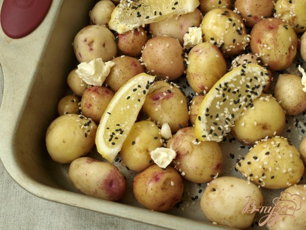 Молодая картошка запечённая с лимоном и кунжутом Молодая картошка запечённая с лимоном и кунжутом