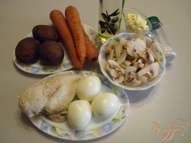 Слоеный салат с курицей и жареными грибами Слоеный салат с курицей и жареными грибами