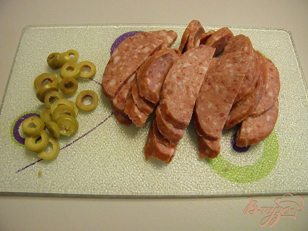 Пицца с колбасой и оливками Пицца с колбасой и оливками