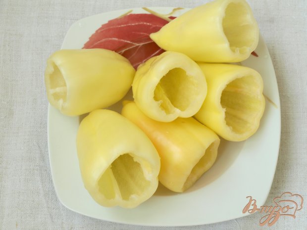 Перец фаршированный, приготовленный с картофелем Перец фаршированный, приготовленный с картофелем