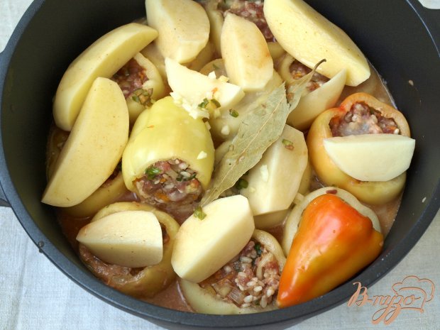 Перец фаршированный, приготовленный с картофелем Перец фаршированный, приготовленный с картофелем