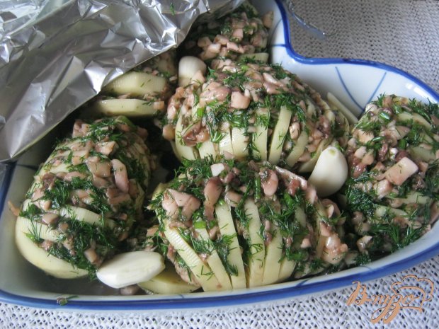 Запеченный картофель, фаршированный грибами и зеленью Запеченный картофель, фаршированный грибами и зеленью