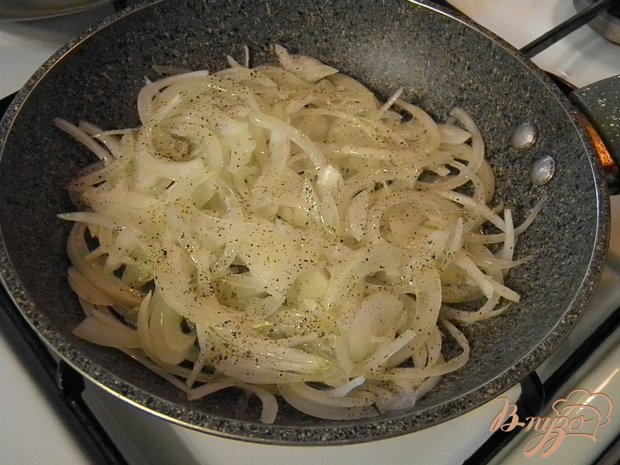 Салат с курицей и жареным луком Салат с курицей и жареным луком