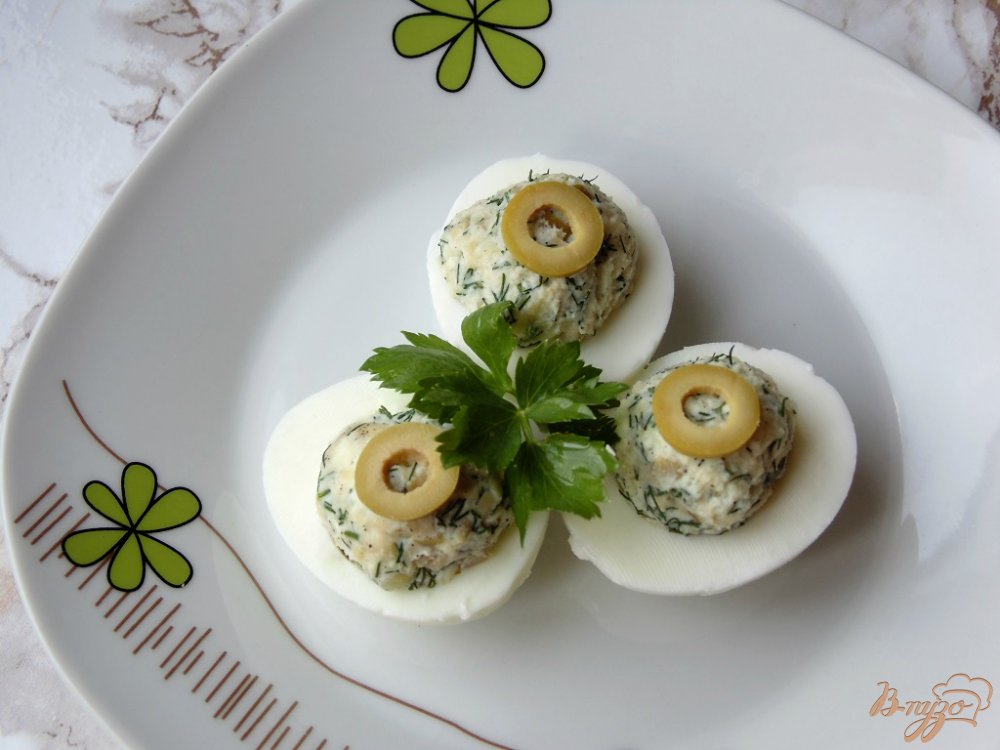 Яйца фаршированные зелеными оливками с сыром Яйца фаршированные зелеными оливками с сыром