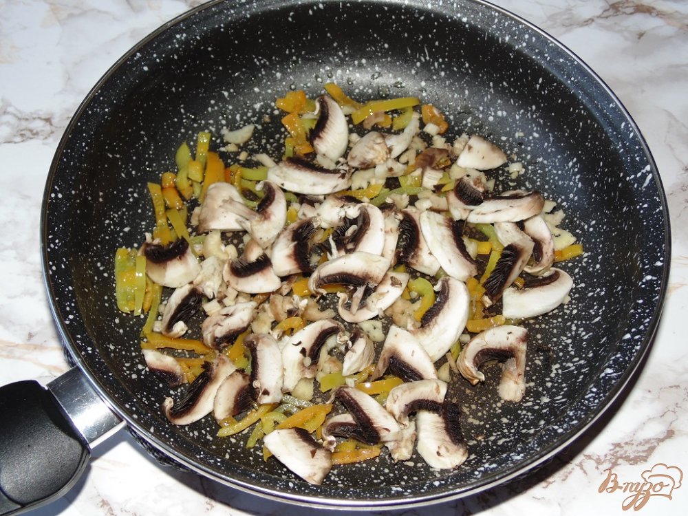 Отварной картофель со сладким перцем и шампиньонами Отварной картофель со сладким перцем и шампиньонами