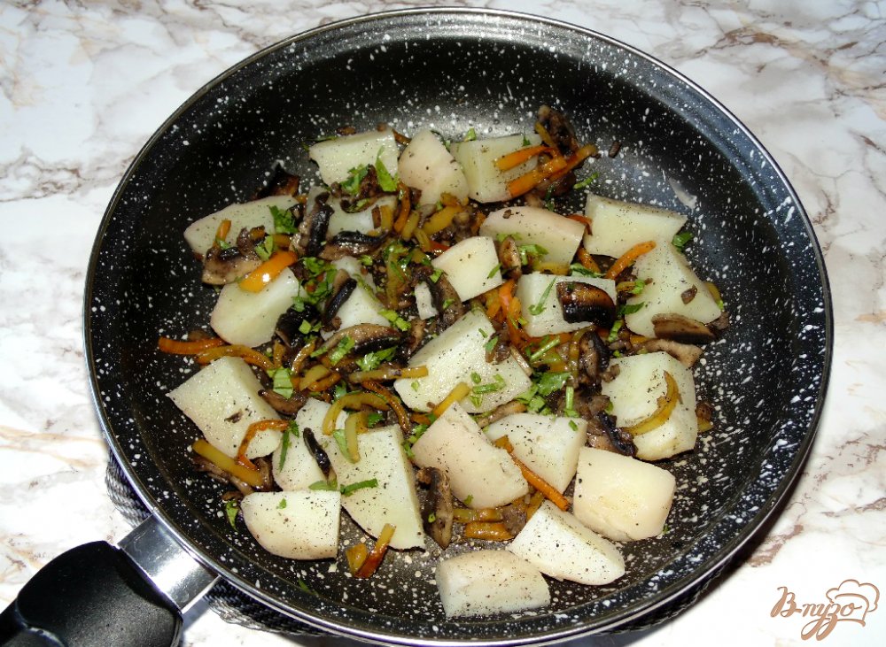 Отварной картофель со сладким перцем и шампиньонами Отварной картофель со сладким перцем и шампиньонами