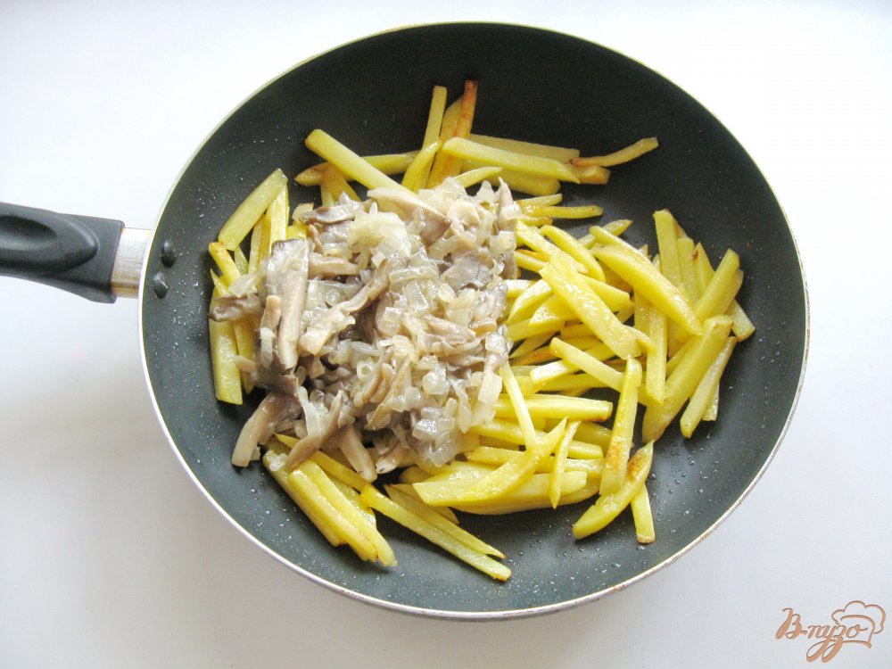 Вешенки жареные с картофелем в сметане Вешенки жареные с картофелем в сметане