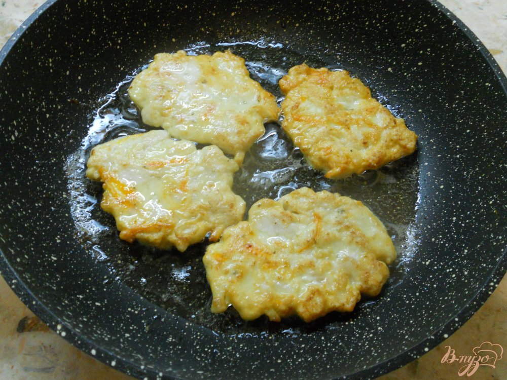 Куриные оладьи с морковью Куриные оладьи с морковью