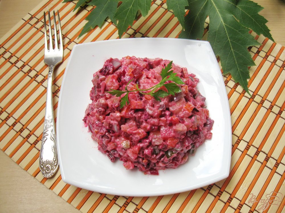 Винегрет с красным луком, майонезом и маринованными грибами Винегрет с красным луком, майонезом и маринованными грибами