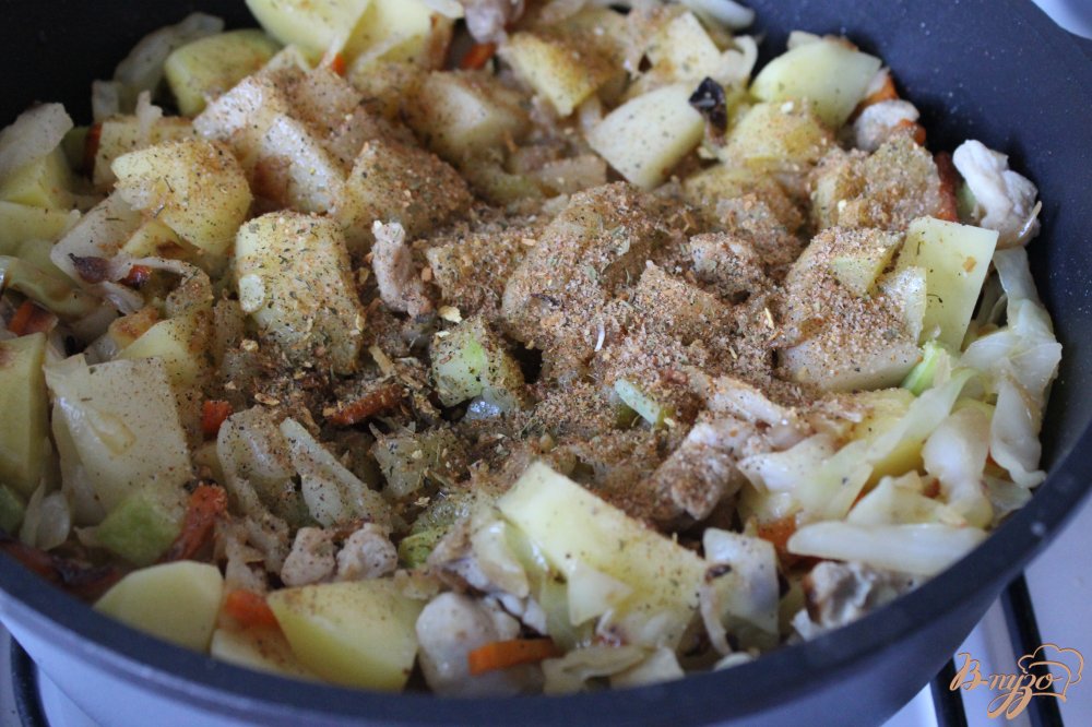 Курица тушеная с овощами Курица тушеная с овощами
