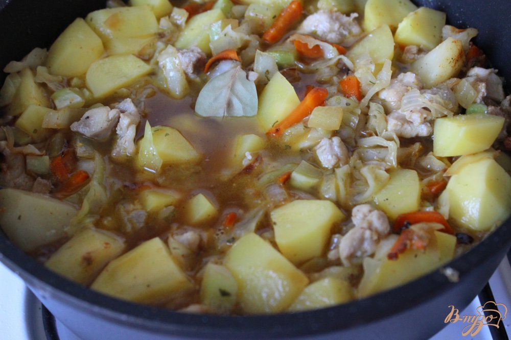 Курица тушеная с овощами Курица тушеная с овощами