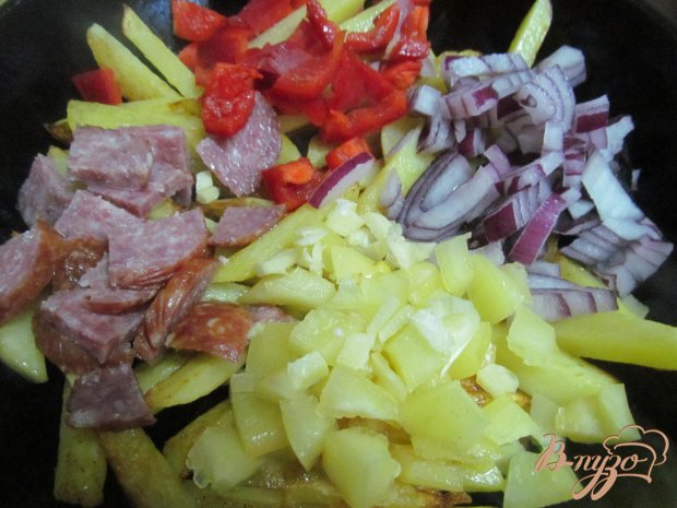 Жареный картофель с перцем и яйцами под сыром Жареный картофель с перцем и яйцами под сыром