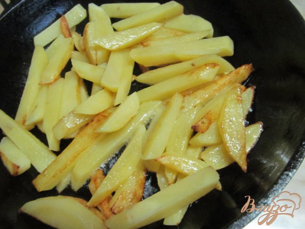 Жареный картофель с перцем и яйцами под сыром Жареный картофель с перцем и яйцами под сыром