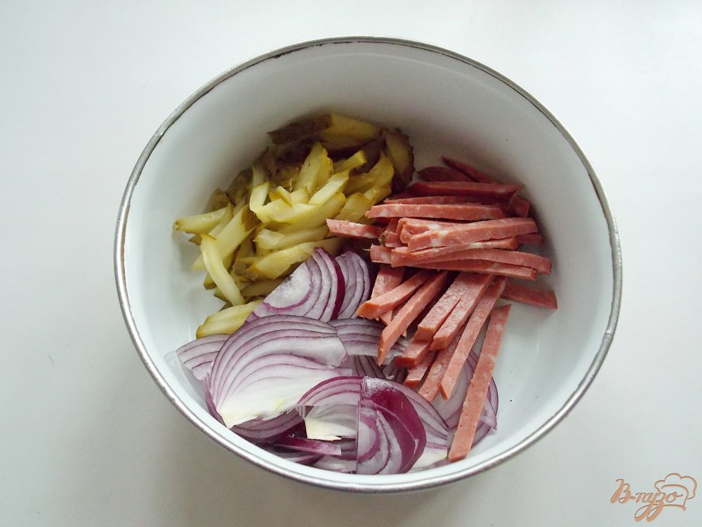 Салат с копченой колбасой и картофелем Салат с копченой колбасой и картофелем