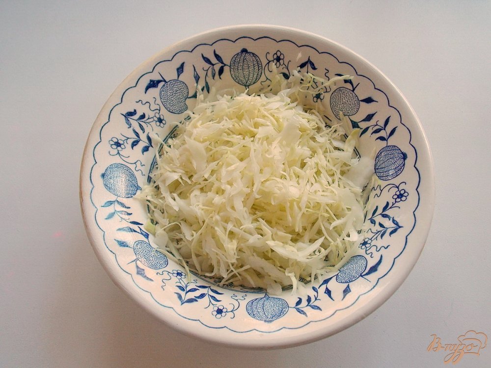 Салат из свежей капусты с морковью, яблоком и листьями салата Салат из свежей капусты с морковью, яблоком и листьями салата