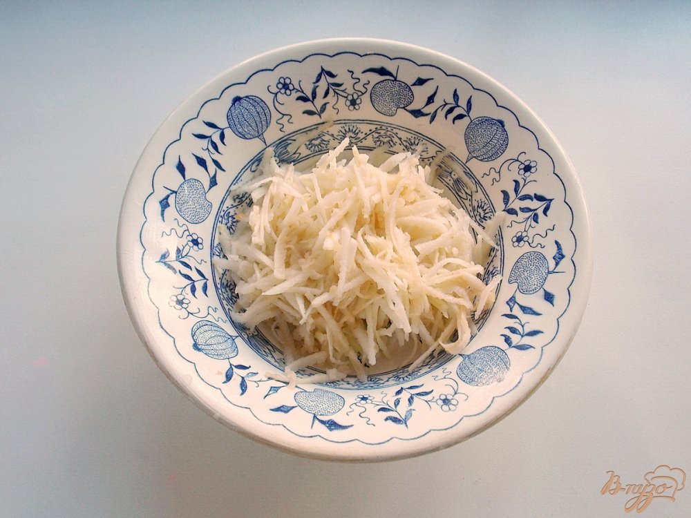 Салат из свежей капусты с морковью, яблоком и листьями салата Салат из свежей капусты с морковью, яблоком и листьями салата