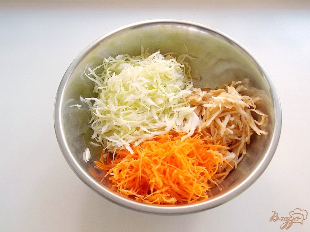 Салат из свежей капусты с морковью, яблоком и листьями салата Салат из свежей капусты с морковью, яблоком и листьями салата