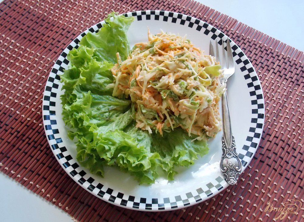 Салат из свежей капусты с морковью, яблоком и листьями салата Салат из свежей капусты с морковью, яблоком и листьями салата