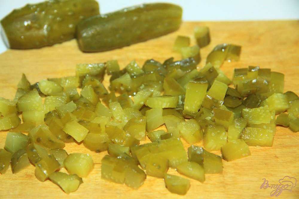 Пицца с колбасой, корнишонами и луком Пицца с колбасой, корнишонами и луком