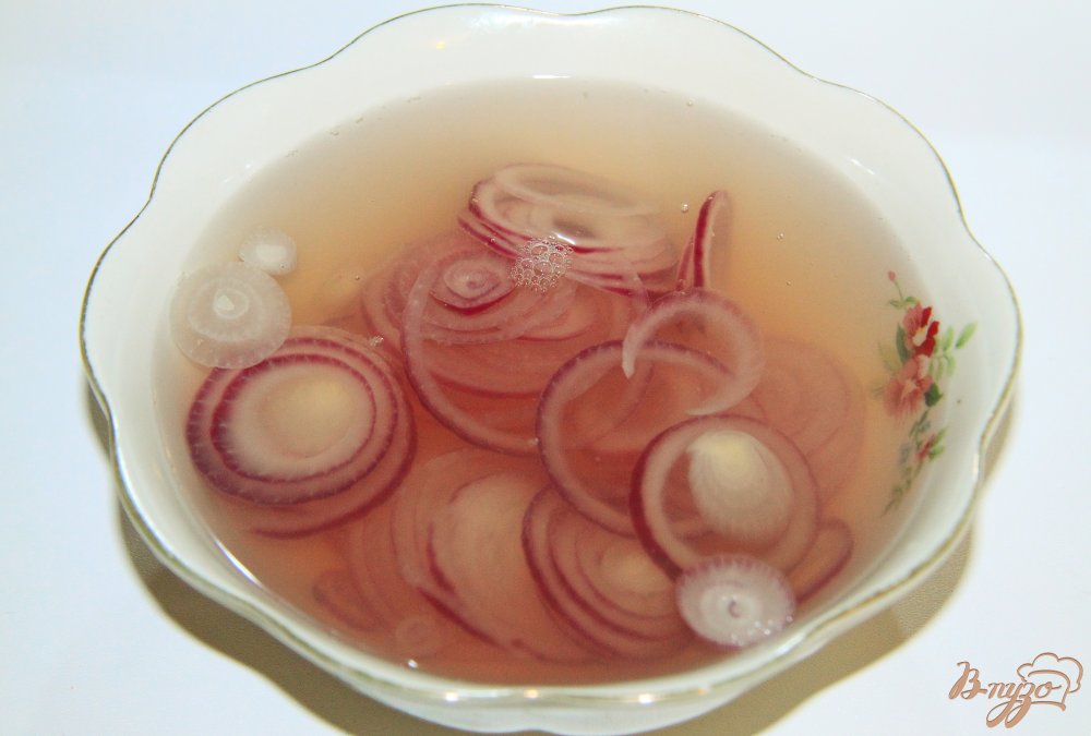 Пицца с колбасой, корнишонами и луком Пицца с колбасой, корнишонами и луком