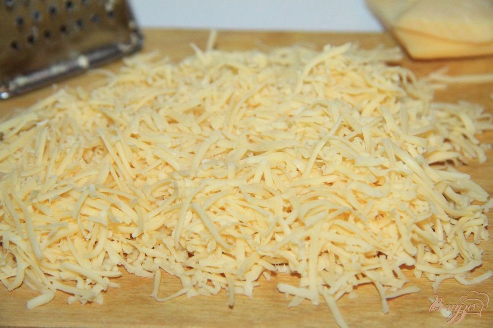 Пицца с колбасой, корнишонами и луком Пицца с колбасой, корнишонами и луком
