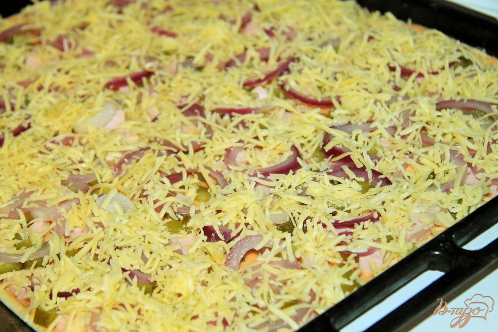 Пицца с колбасой, корнишонами и луком Пицца с колбасой, корнишонами и луком