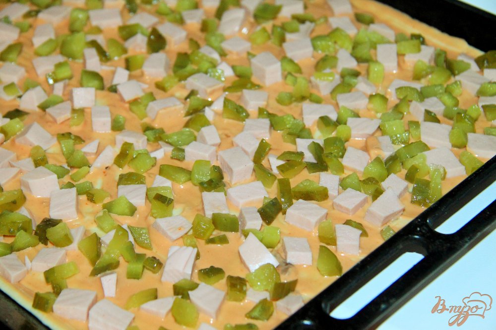 Пицца с колбасой, корнишонами и луком Пицца с колбасой, корнишонами и луком
