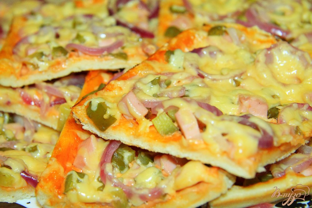 Пицца с колбасой, корнишонами и луком Пицца с колбасой, корнишонами и луком