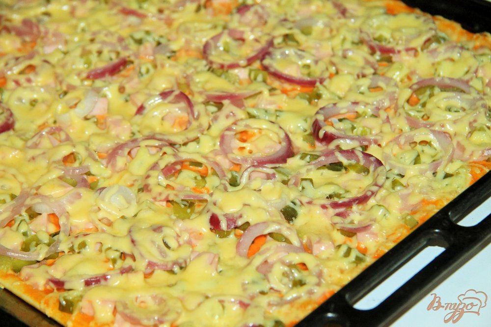 Пицца с колбасой, корнишонами и луком Пицца с колбасой, корнишонами и луком