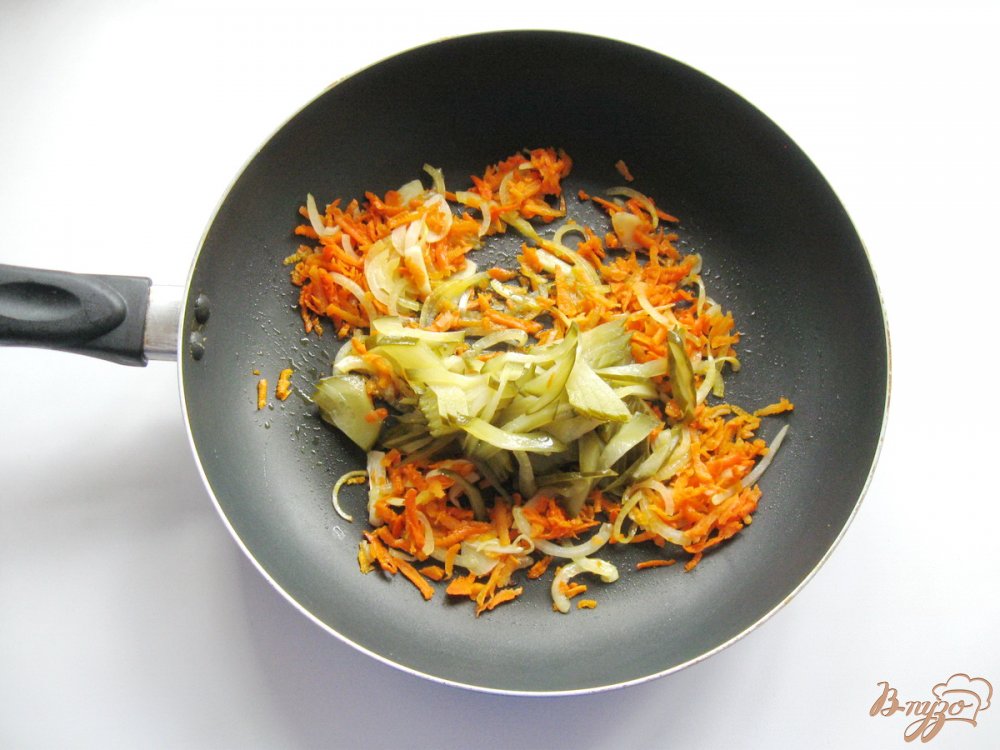 Тушеная капуста с грибами и маринованными огурцами Тушеная капуста с грибами и маринованными огурцами