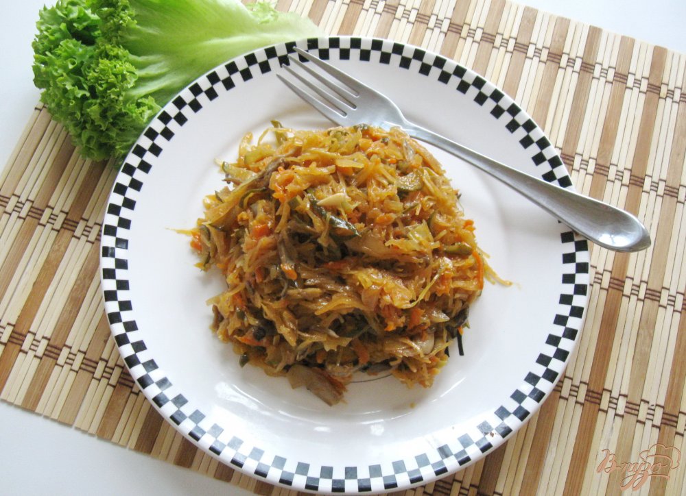 Тушеная капуста с грибами и маринованными огурцами Тушеная капуста с грибами и маринованными огурцами