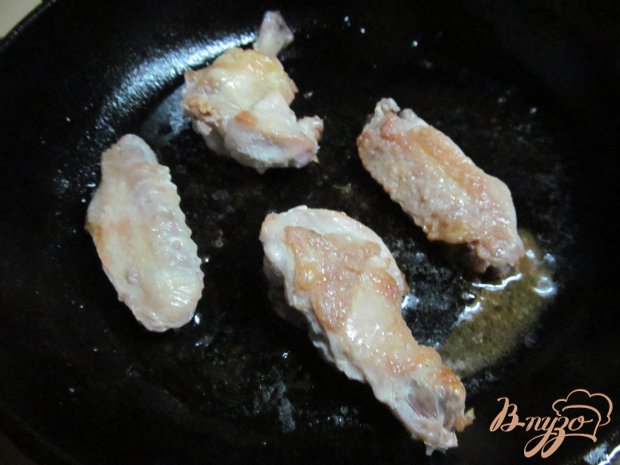 Куриные крылья с картофелем фри Куриные крылья с картофелем фри
