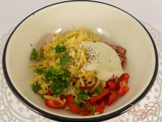 Салат из помидоров с варено-копченой грудинкой, сыром и сухариками Салат из помидоров с варено-копченой грудинкой, сыром и сухариками