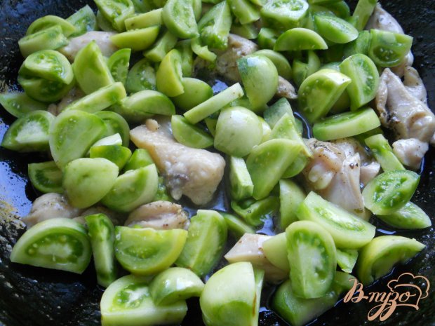 Зеленые помидоры жареные на сковороде с курицей и овощами Зеленые помидоры жареные на сковороде с курицей и овощами