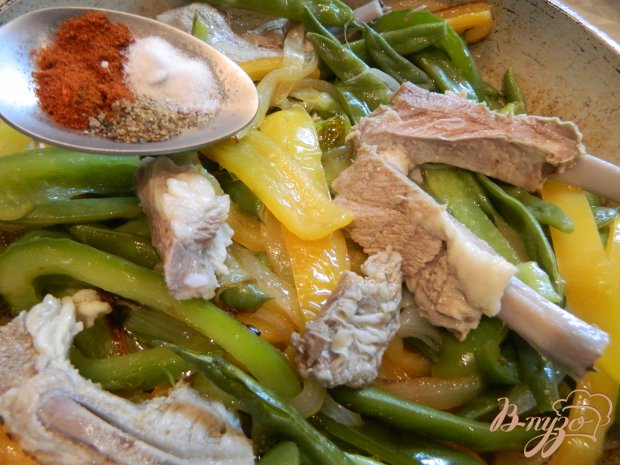 Теплый салат со стручковой фасолью и свиными ребрами Теплый салат со стручковой фасолью и свиными ребрами