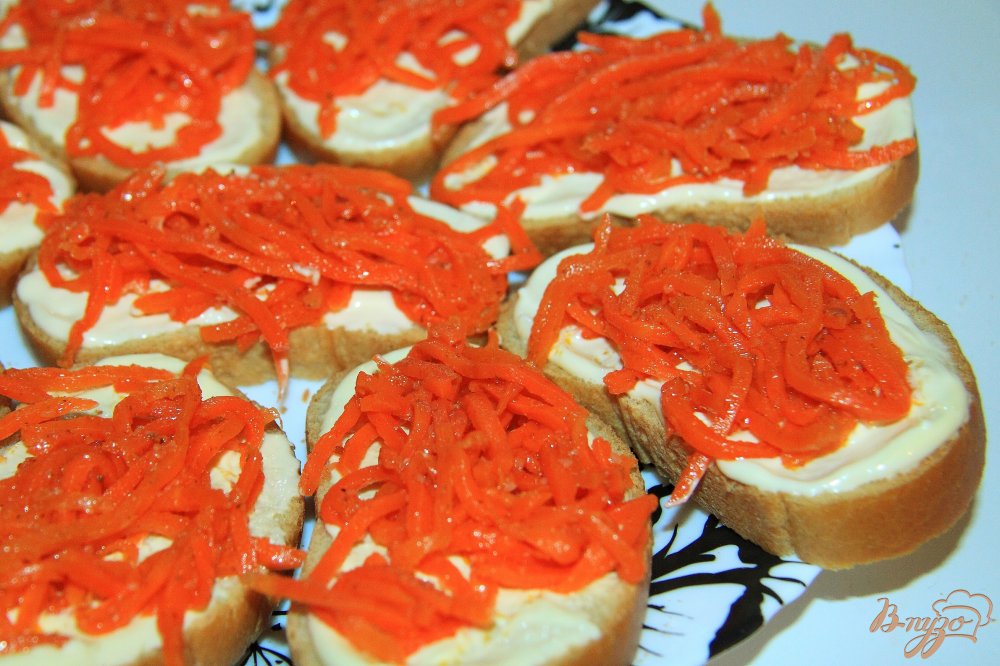 Закусочные бутерброды с морковью по-корейски Закусочные бутерброды с морковью по-корейски