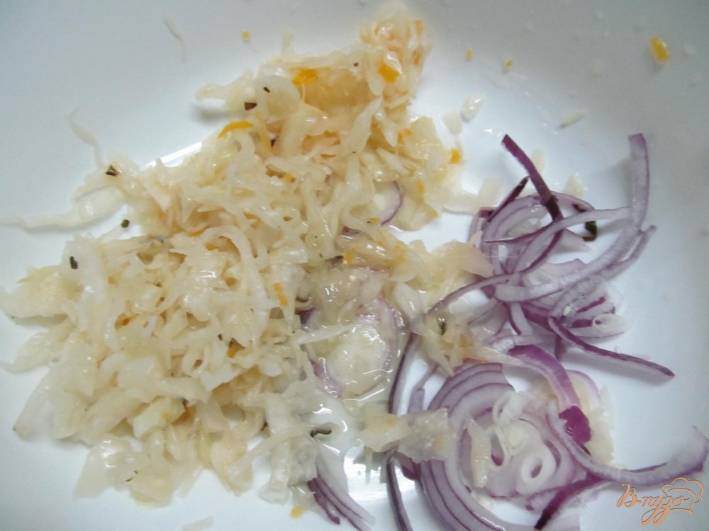 Фото приготовление рецепта: Салат из квашеной капусты с куриными сердечками шаг №3