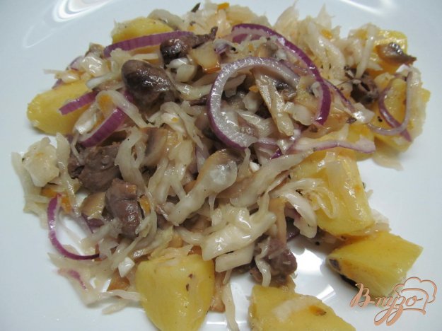 фото рецепта: Салат из квашеной капусты с куриными сердечками