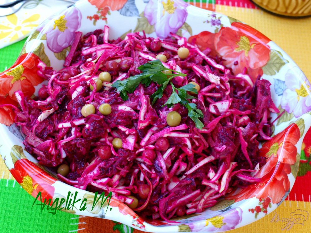 Салат из говядины с капустой, свеклой и горошком Салат из говядины с капустой, свеклой и горошком