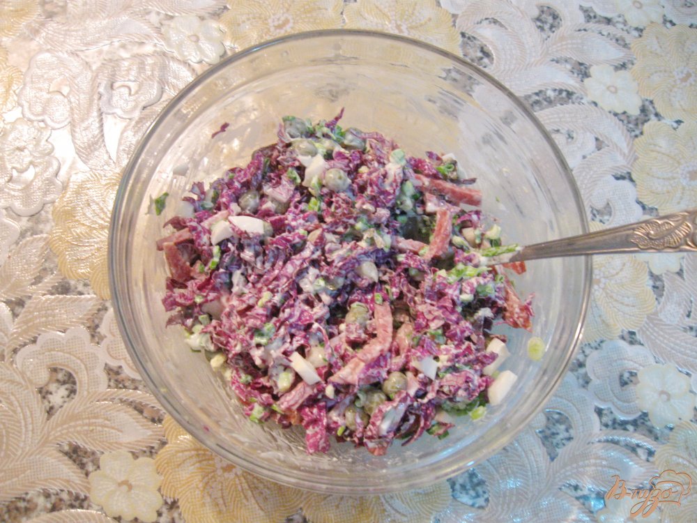 Салат с красной пекинской капустой и зеленым горошком Салат с красной пекинской капустой и зеленым горошком