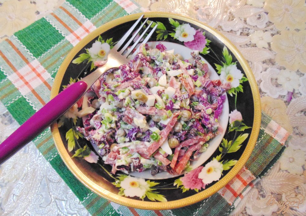 Салат с красной пекинской капустой и зеленым горошком Салат с красной пекинской капустой и зеленым горошком
