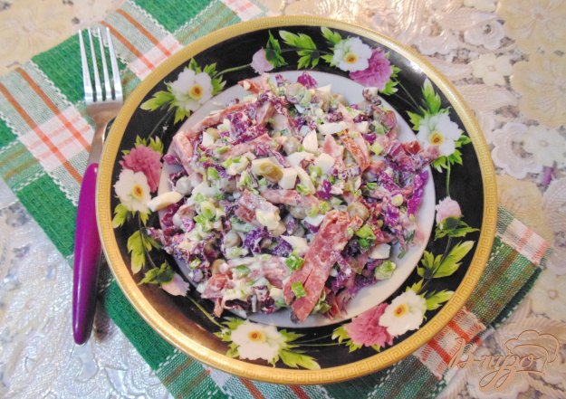 фото рецепта: Салат с красной пекинской капустой и зеленым горошком