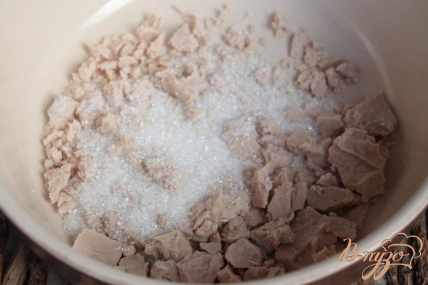 Пицца с колбасой каперсами и помидорами Пицца с колбасой каперсами и помидорами