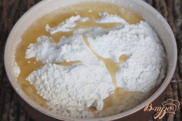 Пицца с колбасой каперсами и помидорами Пицца с колбасой каперсами и помидорами