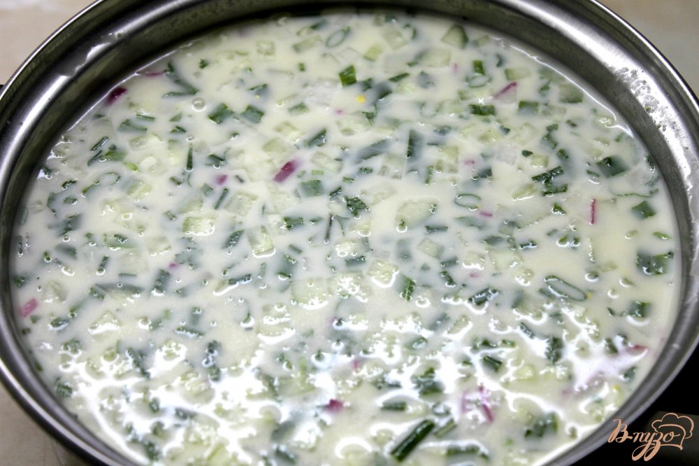 Фото приготовление рецепта: Мясная окрошка с редисом на минеральной воде шаг №6