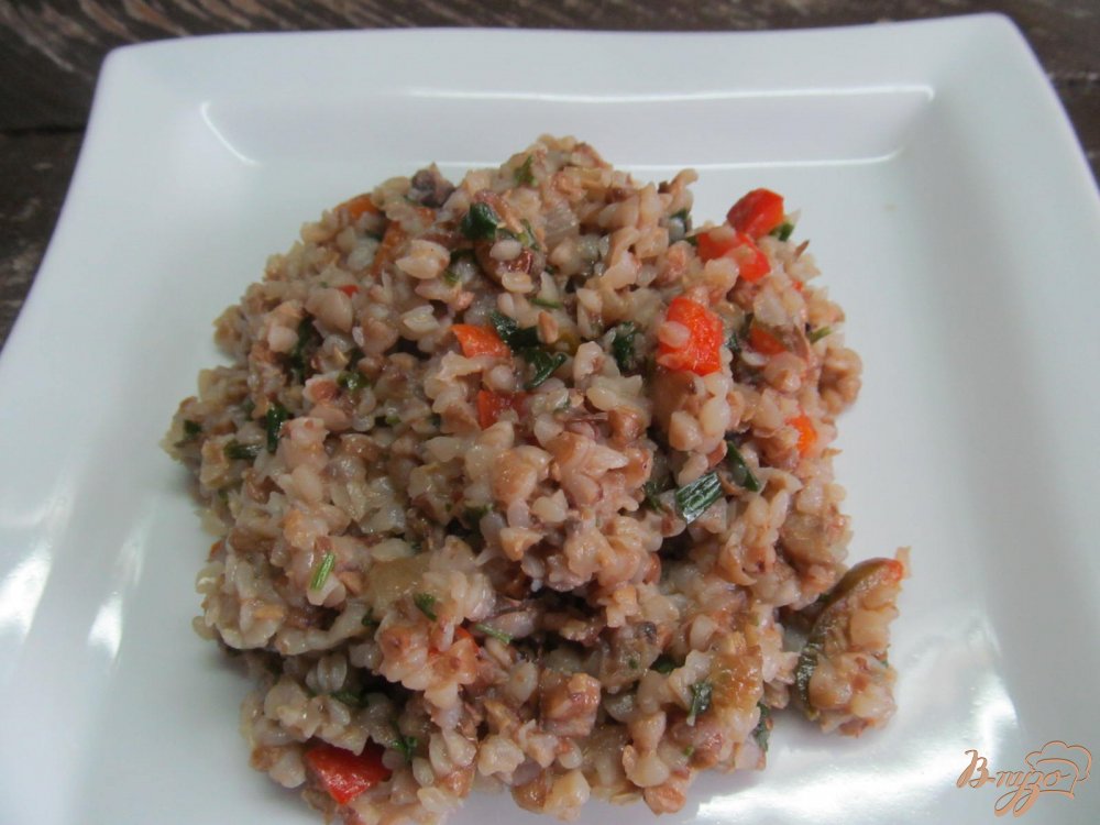 Фото приготовление рецепта: Гречневая каша с овощами и грибами шаг №5