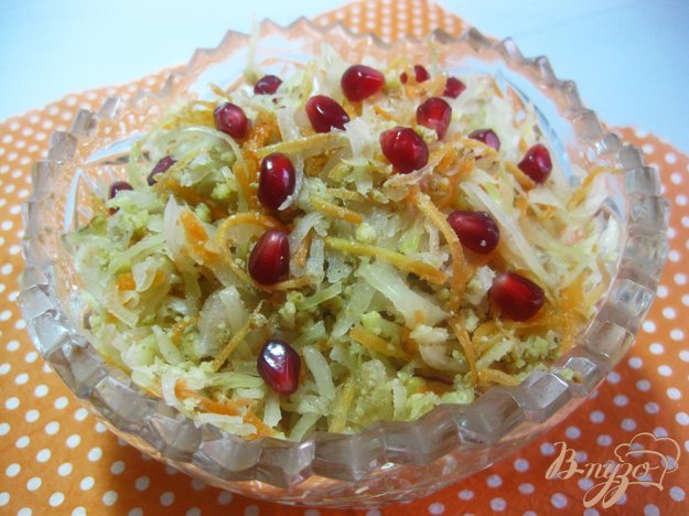 фото рецепта: Салат с квашеной капустой морковью и орехами