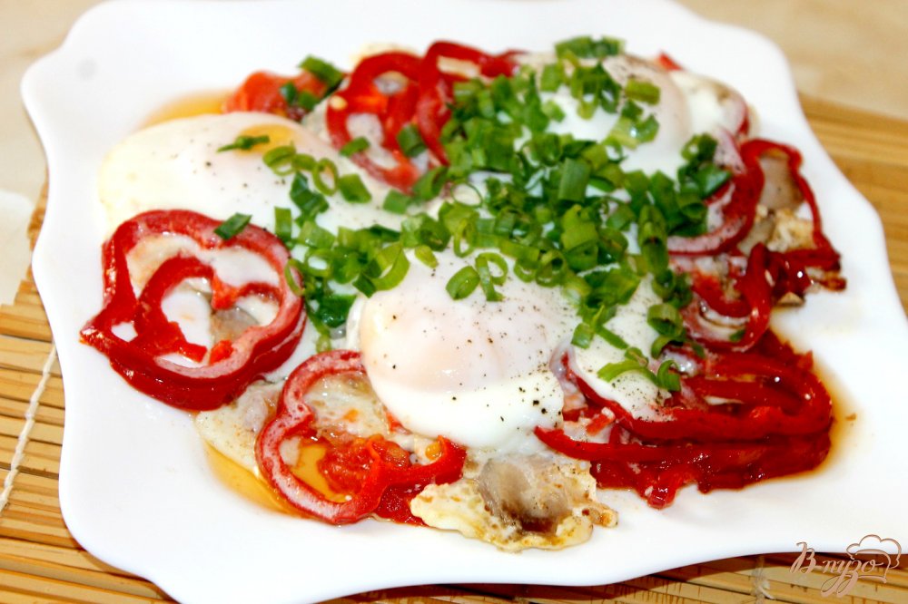Фото приготовление рецепта: Яичница с мясом и овощами шаг №6
