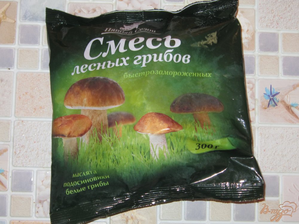 Фото приготовление рецепта: Куриный суп с яйцом и лесными грибами шаг №6