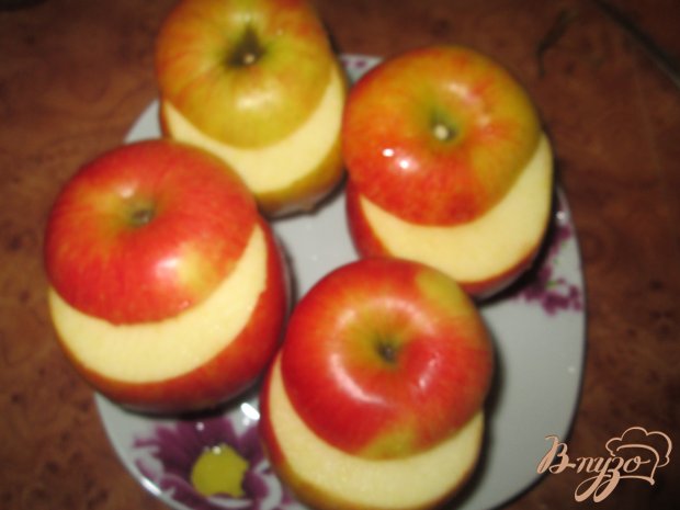 Запеченные яблока,  фаршированные творогом и изюмом